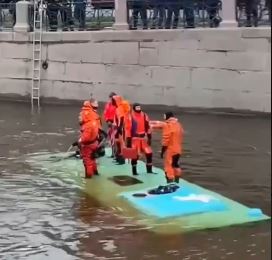 Автобус с пассажирами упал в реку в Санкт-Петербурге